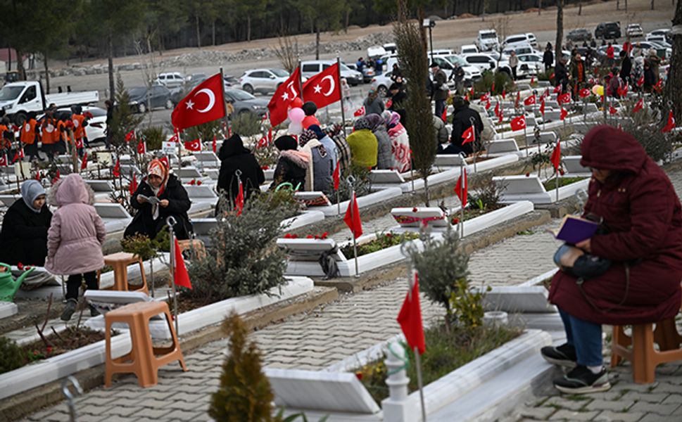 Depremlerde Yakınlarını Kaybedenler Kabirleri Ziyaret Ediyor
