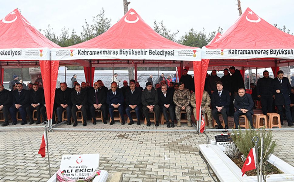 Deprem Şehitleri Kabri Başında Dualarla Yad Edildi