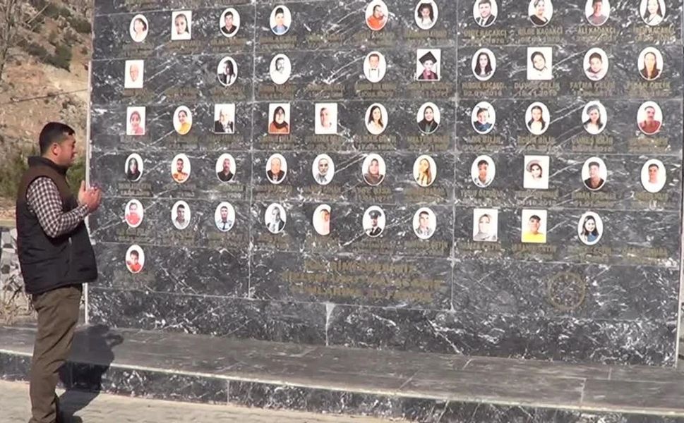 Depremde iki çocuğunu kaybeden muhtar, 66 kişi anısına anıt yaptırdı