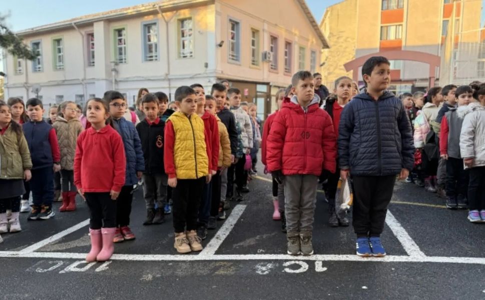 Okullarda 6 Şubat için saygı duruşunda bulunuldu