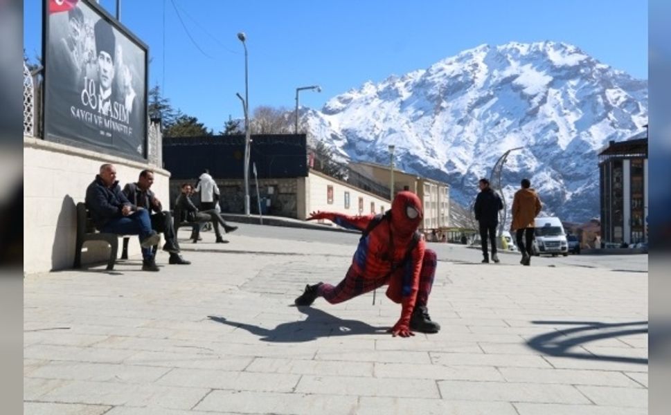 Türkiye'yi gezen "Örümcek Adam" Hakkari'ye geldi