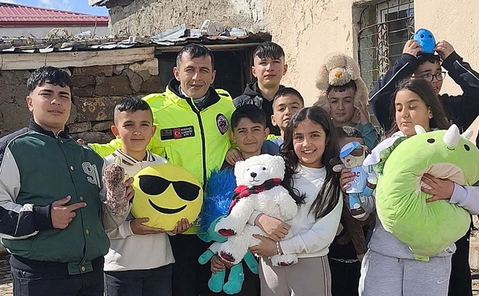 Şehir şehir gezen motokurye bayramda çocuklara oyuncak dağıttı