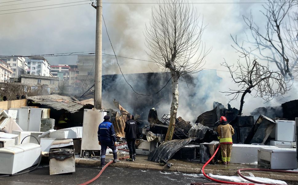 İş Yeri Deposunda Çıkan Yangın Söndürüldü