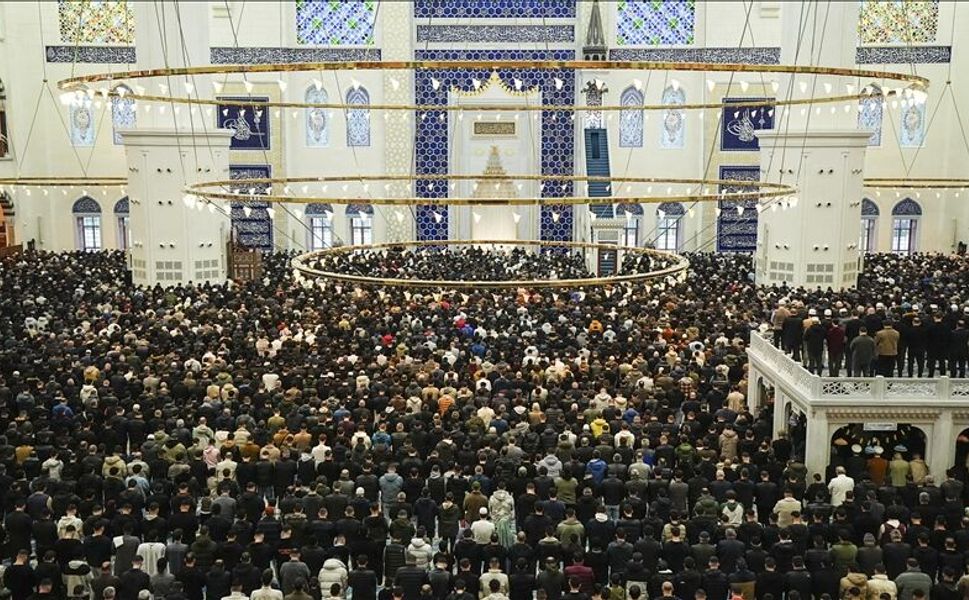 Çevre İllerde Bayram Namazı Kılındı