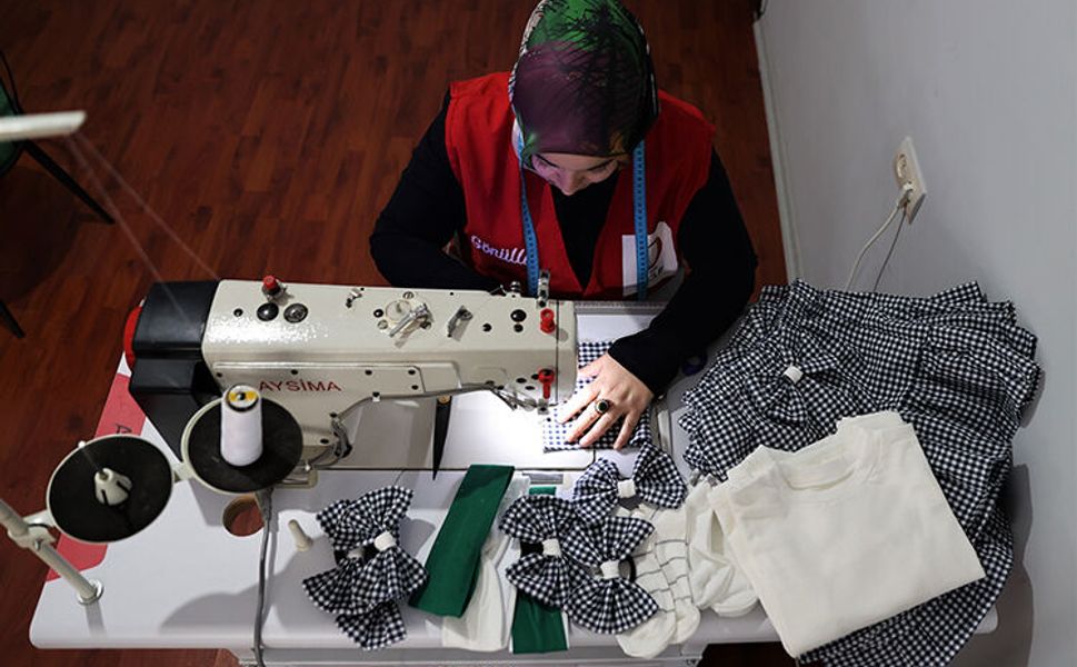 Depremzede anne, Türk Kızılay gönüllüsü olarak kız çocuklarına bayramlık dikti