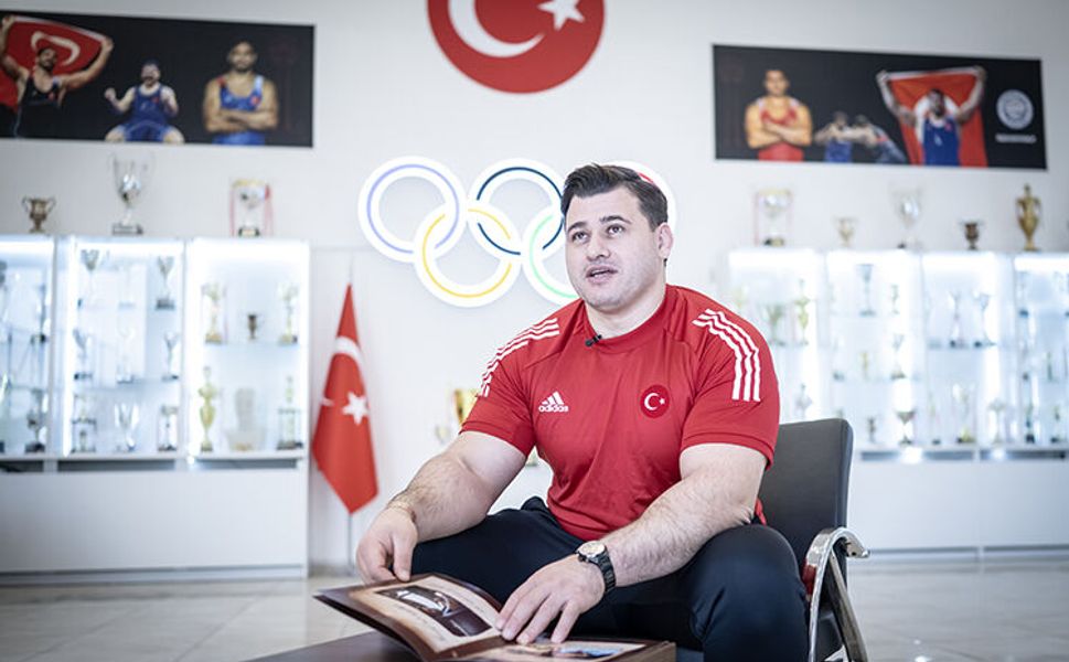 Rıza Kayaalp güreş kariyerinde ve hayatında iz bırakan fotoğrafları yorumladı