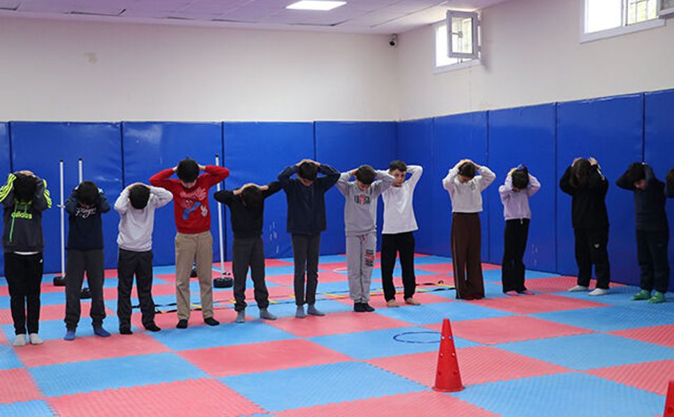 Depremzede ilkokul öğrencileri, farklı spor dallarıyla tanışıyor