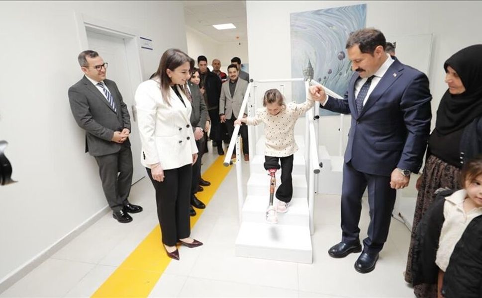 Depremde Bacağını Kaybeden 7 Yaşındaki Zeynep Proteziyle Yeniden Yürüdü