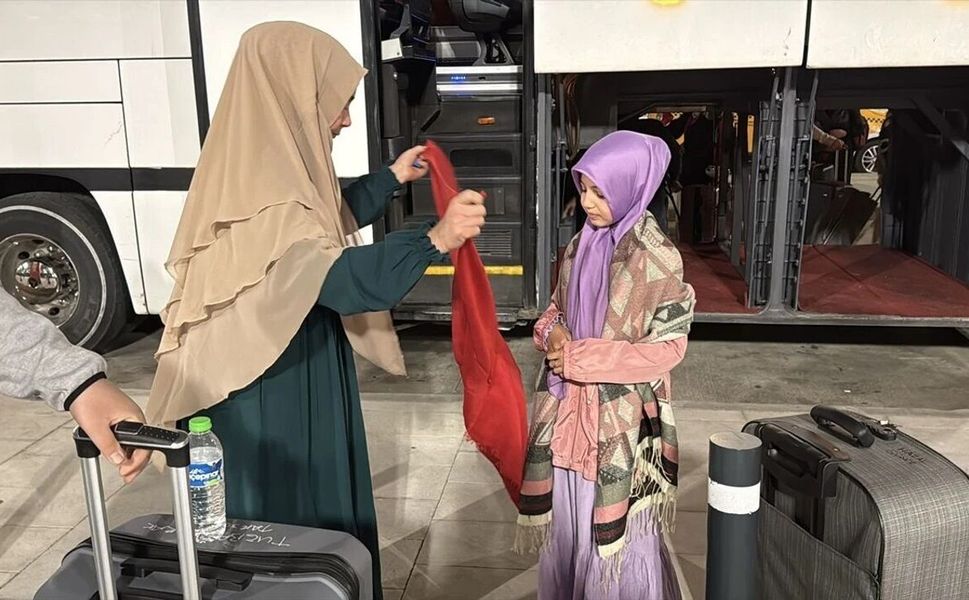 Depremde enkazdan çıkarılan Hazal ailesiyle umreye gitti