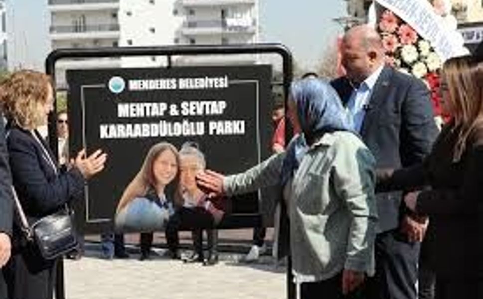 Menderes Belediyesi’nin depremde hayatını kaybedenlere adadığı park açıldı