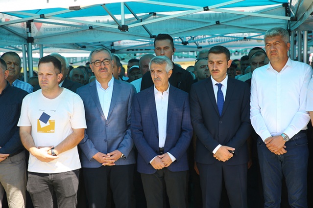 Kamyonun çarpması sonucu hayatını kaybeden 4 kişi toprağa verildi