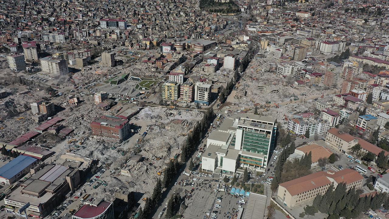 Kahramanmaraş'ta Enkazdan Çıkan Çelik Kasalar Sahiplerini Arıyor