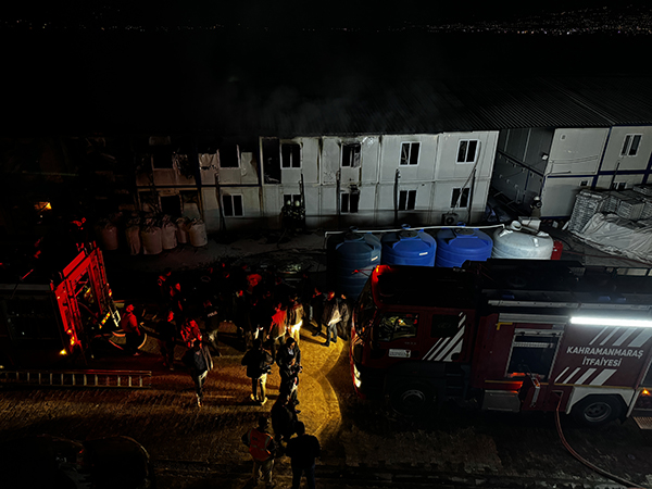 İşçilerin Kaldığı Konteynerlerdeki Yangın Söndürüldü (5)