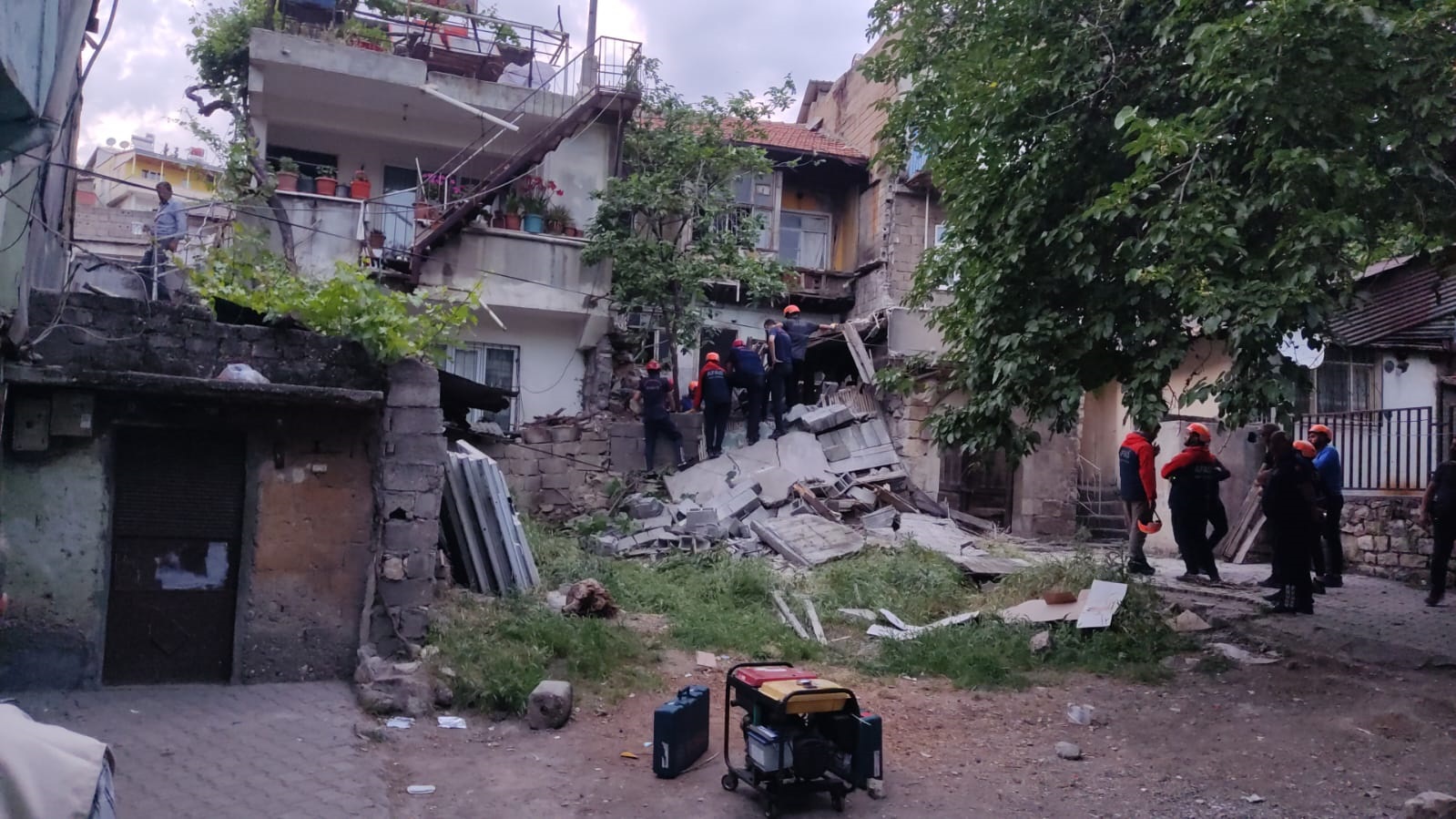 Kahramanmaraş'ta Metruk Bina Çöktü