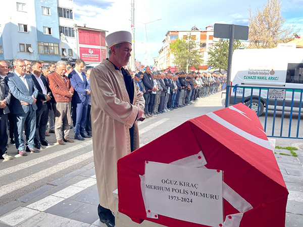 Kalp Krizi Sonucu Ölen Polis Memuru Kahramanmaraş'ta Son Yolculuğuna Uğurlandı (2)