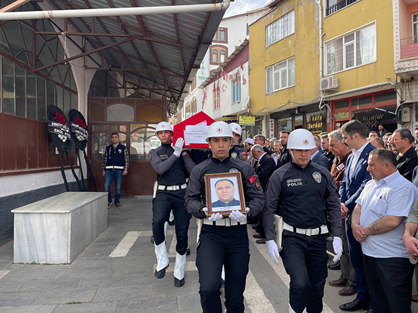 Kalp Krizi Sonucu Ölen Polis Memuru Kahramanmaraş'ta Son Yolculuğuna Uğurlandı (4)