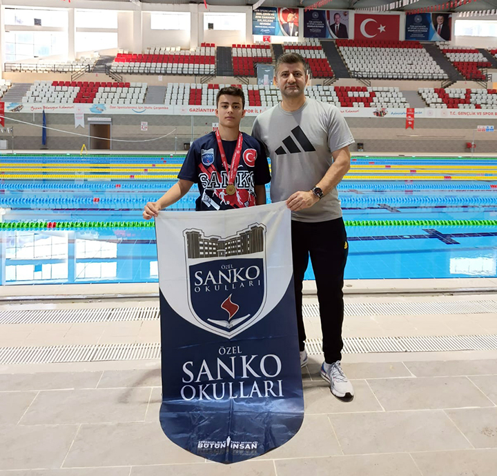 Sanko Okullari Öğrenci̇si̇ Paletli̇ Yüzme Yarişmasinda İl Bi̇ri̇nci̇si̇ Oldu
