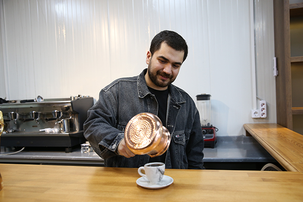 Ağabeyiyle Oluşturduğu Kahve Markasını Prefabrik Çarşıda Yaşatıyor (2)