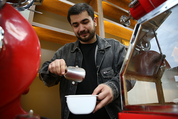 Ağabeyiyle Oluşturduğu Kahve Markasını Prefabrik Çarşıda Yaşatıyor (3)