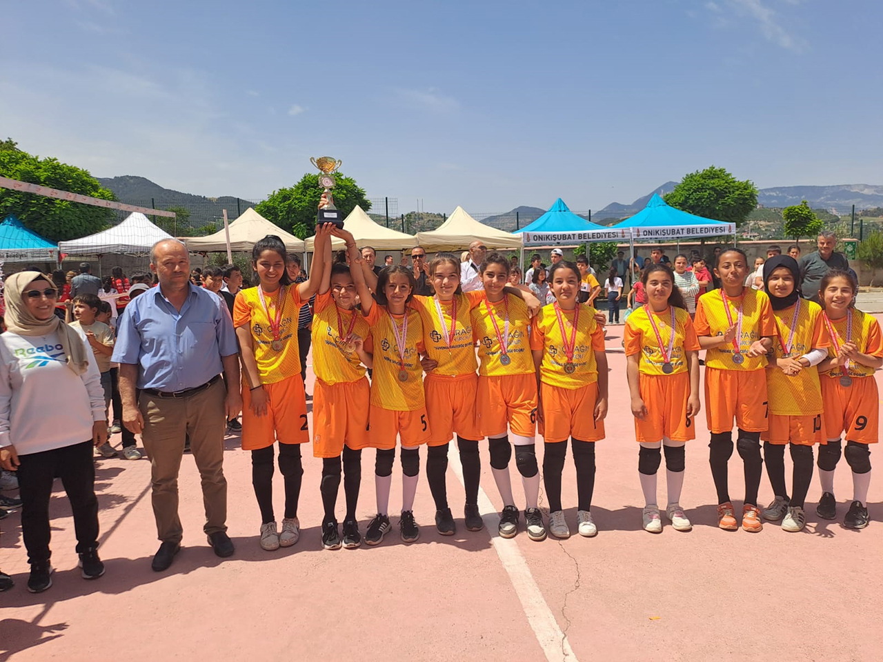 Karadere Harmancık Ortaokulu Kız Voleybol Takımı Şampiyon Oldu! (1)