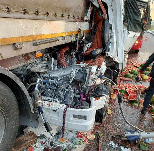 Sebze Yüklü Kamyonet Tıra Arkadan Çarptı Sürücü Yaralandı