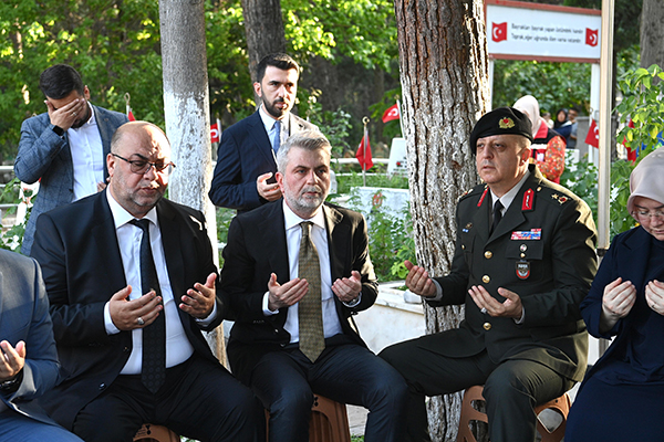 Başkan Görgel’den Bayramda Mezarlık Ziyareti (4)