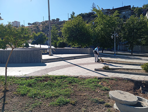 Dulkadiroğlu’nun Park Ve Bahçeleri Özenle Temizleniyor (1)