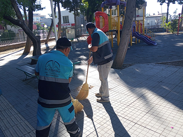 Dulkadiroğlu’nun Park Ve Bahçeleri Özenle Temizleniyor (2)