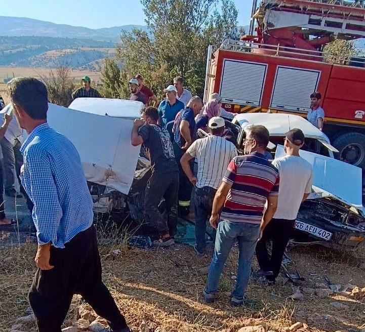 Pazarcık’ta Iki Otomobil Kafa Kafaya Çarpıştı