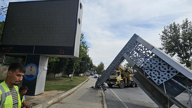 İş Makinesi Yön Tabelalarını Devirdi0