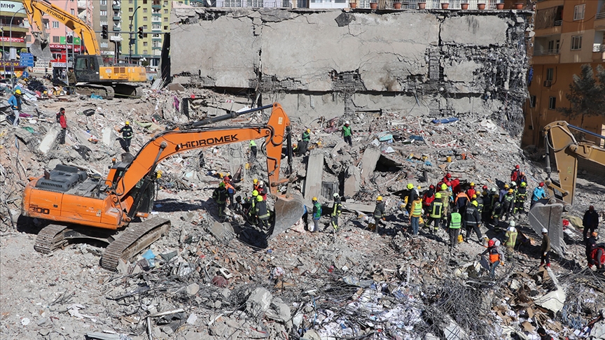 Diyarbakır'da Depremde Biri Yıkılan 2 Bloklu Sitede