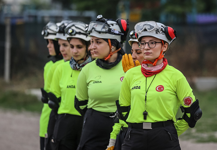 Kadın Arama Kurtarma Ekibi Zorlu Görevlere Hazır (3)