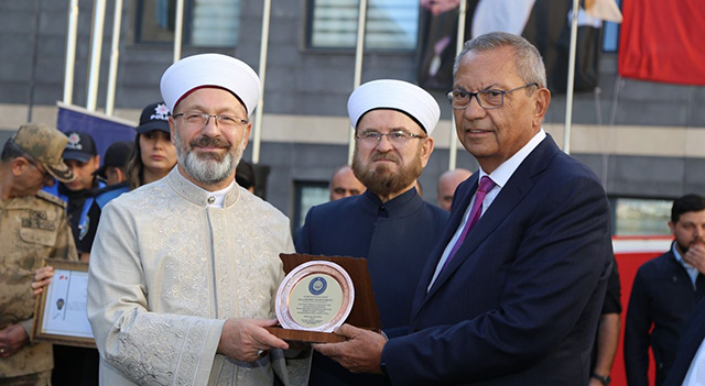 M. Hanefi Öksüz'e Teşekkür Plaketi