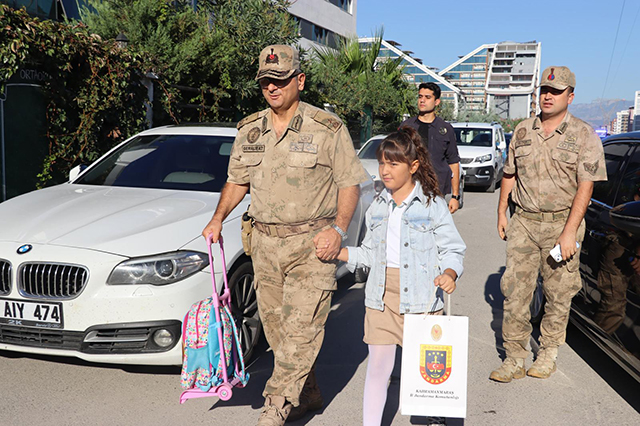 Vali Ve Belediye Başkanı, Şehit Çocuklarını Okullarına Götürdü (5)