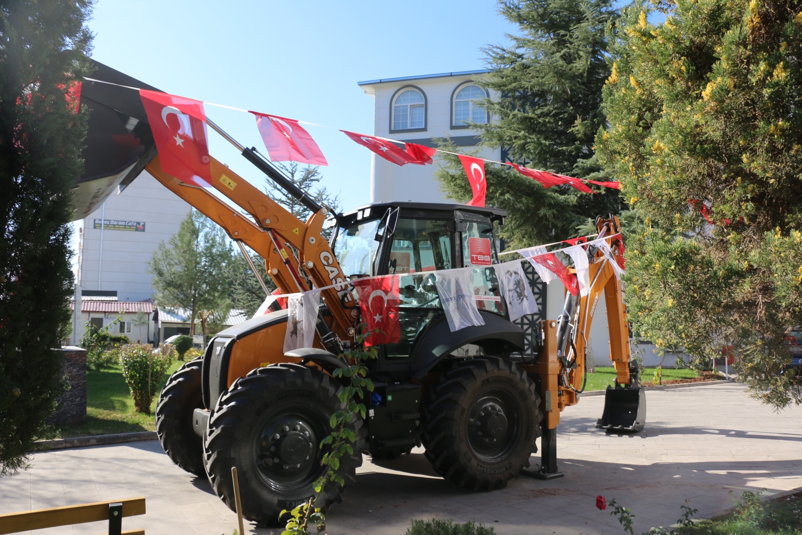 İmamoğlu, Pazarcık’a Kepçe Hibe Etti (2)