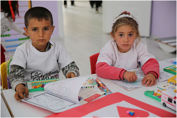 Sanatçı Gülben Ergen Minik Depremzedelerin Yüzünü Güldürdü (2)