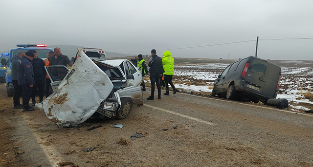 Otomobille Hafif Ticari Araç Çarpıştı (1)