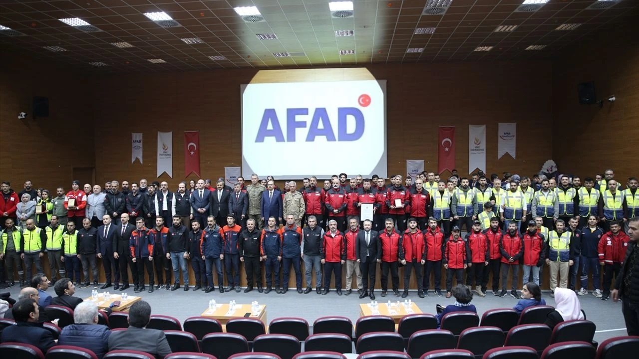 Siirt Valisi Kizilkayadan Afad Gonullusu Olacak Universitelilere Ders Notunu Artirma Sozu