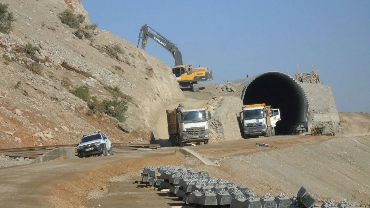 Zarar Gören Asırlık Demir Yolu Yeniden Yapılıyor (1)