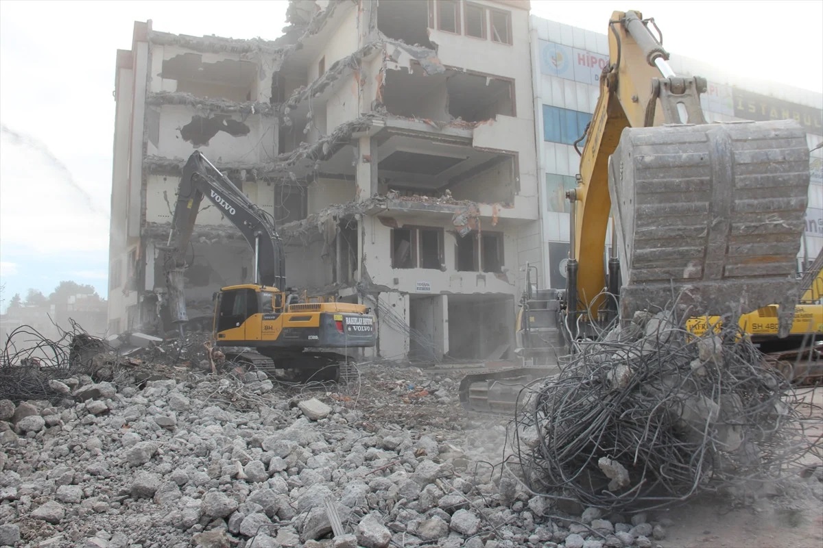 Adıyaman'da Hasarlı Binaların Yıkımı Sürüyor (3)