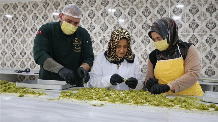 Depremzede Kadın, Tatlılarıyla 5 Ilde 20 Şubeye Ulaştı