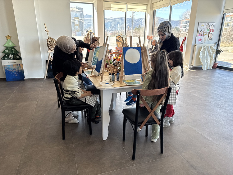 Depremzede Ressam Kurduğu Sanat Atölyesiyle Dünyasını Renklendirmeyi Sürdürüyor1