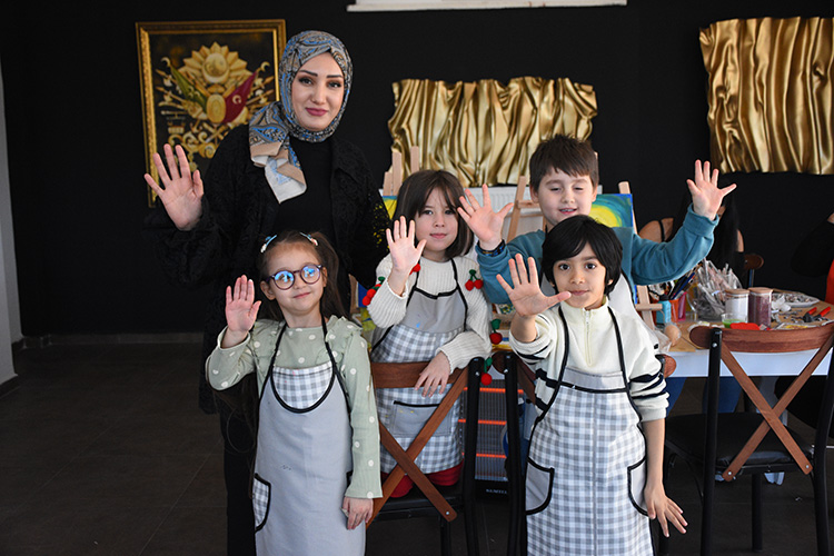Depremzede Ressam Kurduğu Sanat Atölyesiyle Dünyasını Renklendirmeyi Sürdürüyor2