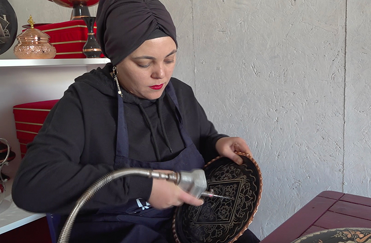 Kadın Bakır Ustası, Mesleğiyle Hayata Tutunuyor (1)