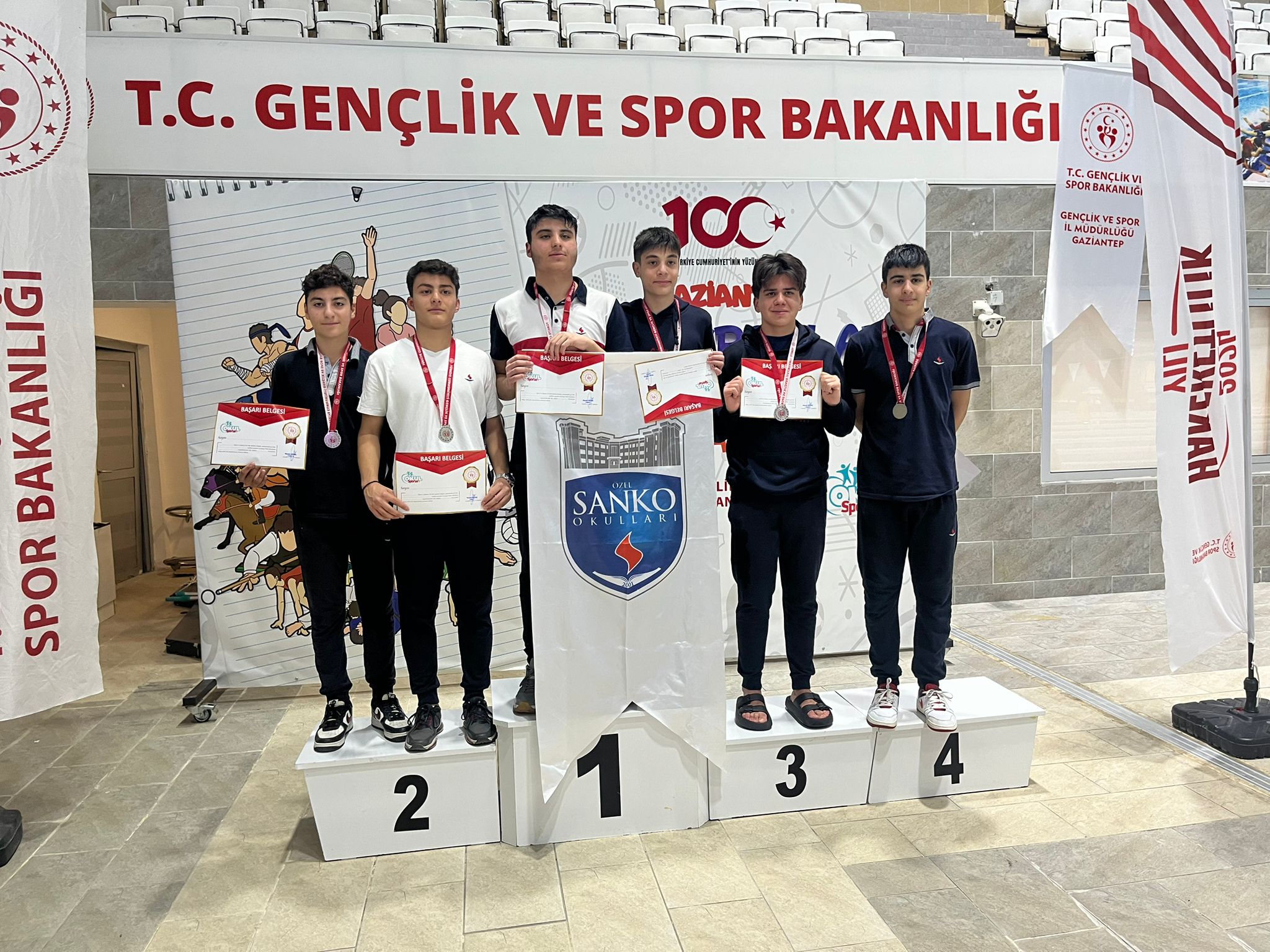 Sanko Okullari Yüzmede Şampi̇yon Oldu (3)