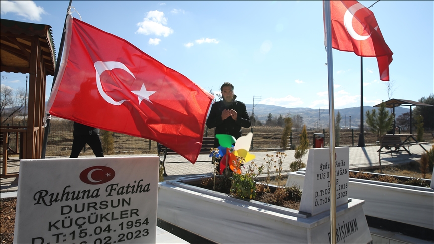 Epremde Kaybettiği Ailesinin Mezarını Her Gün Ziyaret Ederek Huzur Buluyor