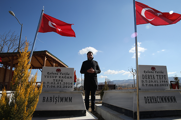 Epremde Kaybettiği Ailesinin Mezarını Her Gün Ziyaret Ederek Huzur Buluyor0