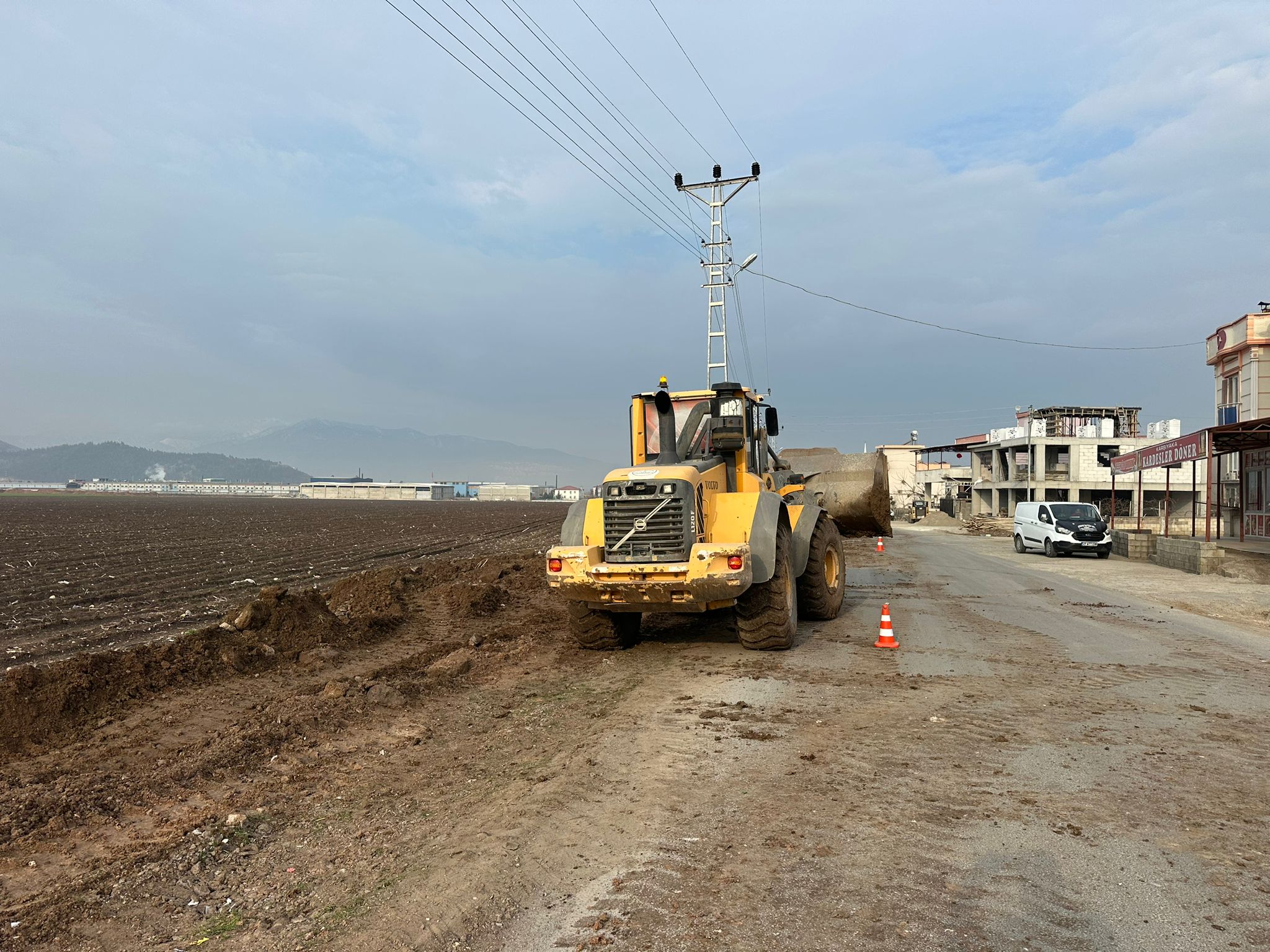 Aksu Ve Karşıyaka’yı Birleştiren Yolda Kaldırım Çalışması (1)