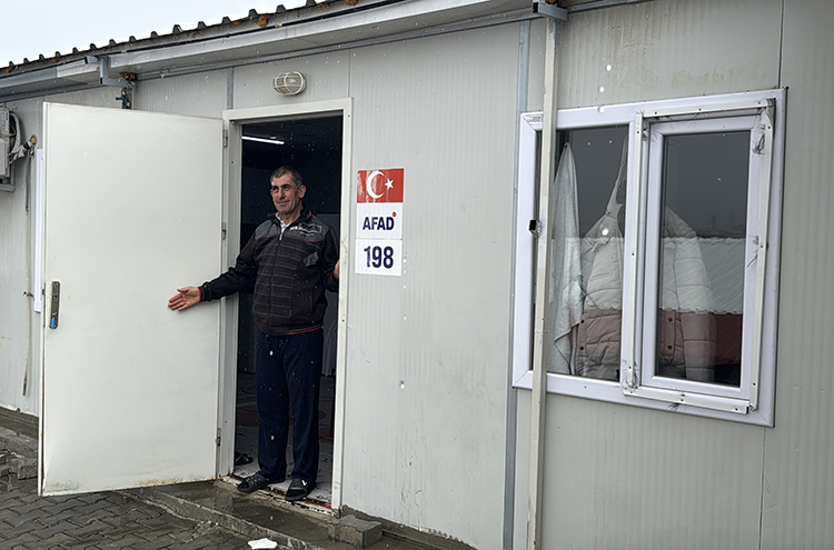 Hatay'da Kendi Isteğiyle Mağarada Yaşayan Kişi Konteyner Kente Yerleştirildi0