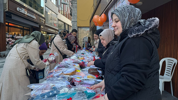 Trabzon'da Bez Bebekler Lösemili Çocuklar Yararına Satışa Sunuldu1